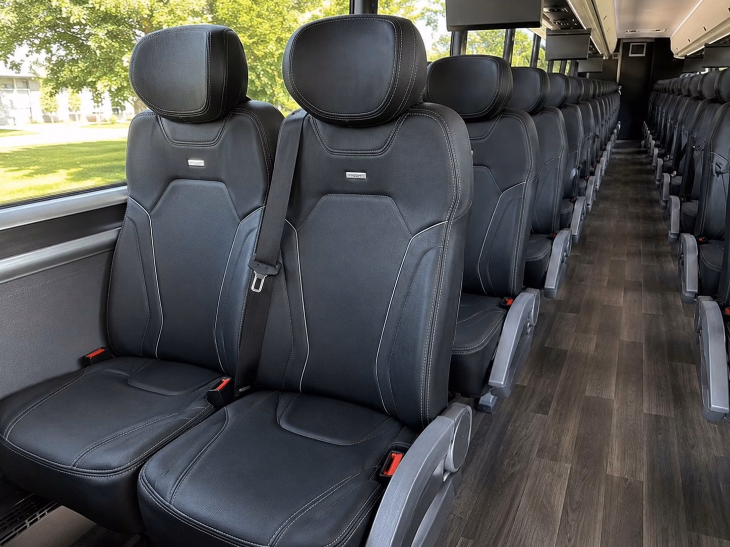 shuttle buses between baton rouge hotels and wedding venues keep every guest on time